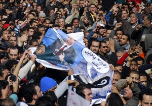 Более 200 тысяч манифестантов требуют отставки Мубарака в центре Каира
