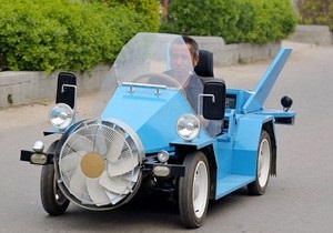 Китайский фермер сконструировал автомобиль, работающий от ветра