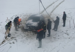 В Черкассах из Днепра вытащили автомобиль