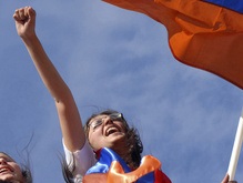 В центре Еревана проходит многотысячный митинг