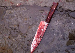 В Харьковской области 73-летний истец ранил двоих человек, а после ударил себя ножом в шею