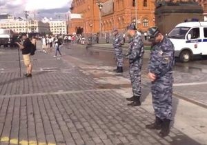 В Москве на Манежной площади силы полиции ожидают сторонников Навального