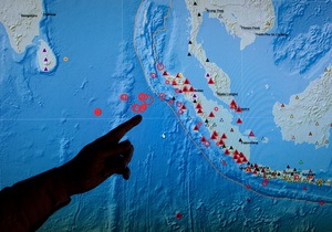 Угроза цунами после мощного землетрясения в Индонезии отменена