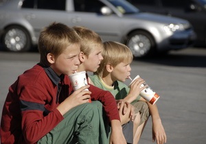 Осторожно, дети: водителей просят быть более внимательными в период школьных каникул
