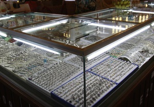 Проглотившего на ювелирной выставке поддельный бриллиант китайца обязали выплатить штраф