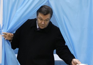 На участке, где будет голосовать Янукович, несколько девушек обнажились по пояс (обновлено)