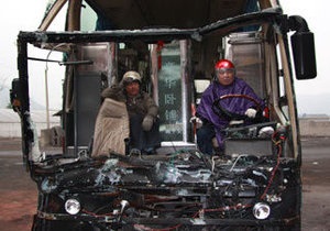 В Китае полиция остановила на дороге практически разрушенный в аварии автобус