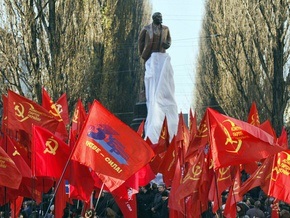 Милиция задержала двух человек, обливших памятник Ленину в Киеве краской