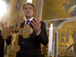 Ющенко передал украинцам Благодатный огонь