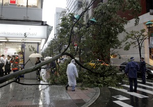Жертвами урагана в Японии стали четыре человека, сотни получили ранения