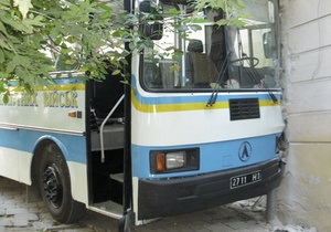 Во Львове автобус с военными врезался в жилой дом