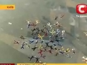Киевские парашютисты создали рекордную воздушную фигуру на высоте 5000 метров