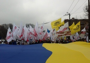 Оппозиция - акции протеста в Украине: В Киеве к месту проведения митинга Вставай, Украина! стягивают милицию
