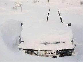 Обильные снегопады парализовали движение транспорта в Болгарии