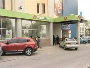 Харьковчанка угрожала самосожжением в банке Надра