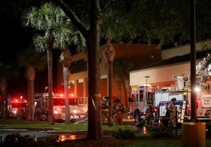 Во Флориде небольшой самолет врезался в торговый центр