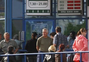 Беларусь понизила официальный курс рубля. МВФ призвал сделать валютный рынок свободным
