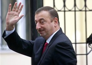 Президенту Азербайджана на день рождения подарили 48-метровый торт