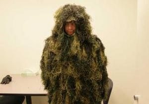 В США человек в костюме травы пытался попасть в музей через дыру в стене