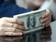 Эксперт: Украинцам опасно хранить сбережения в долларах