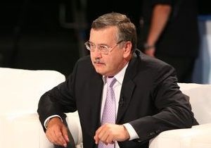 Гриценко предлагает чиновникам скинуться на две Таврии для Януковича и его жены