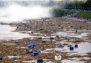 В Китае свыше тысячи бочек с ядовитыми и взрывоопасными химикатами унесло паводком в реку