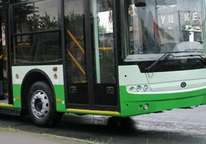 КП: В киевском автобусе кондуктор несколько раз ударила пассажирку ногами