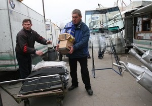 Предприниматели начали вывозить свои киоски с авторынка на бульваре Перова в Киеве