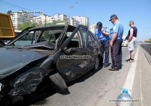 На проспекте Палладина в Киеве таксист врезался в грузовик