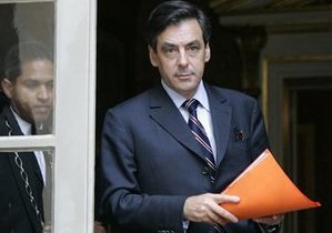 Экс-премьер Франции упал с мотороллера и сломал ногу