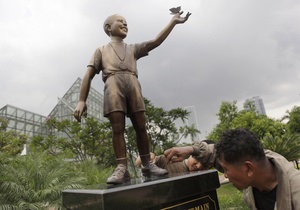 В Индонезии появилась статуя десятилетнего Обамы