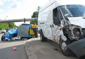 В Киеве микроавтобус врезался в трактор
