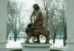 Памятник Самсону на Подоле отремонтируют до 9 мая