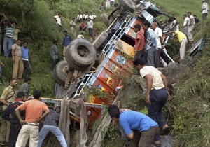 В Индии упал в пропасть грузовик с пассажирами: 37 погибших