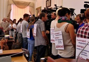 Кабмин лишил аккредитации журналистов, требовавших на заседании правительства отставки Захарченко