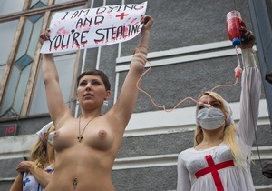 У меня рак, министр дурак: Страдающая раком активистка FEMEN провела митинг под  зданием Минздрава Украины