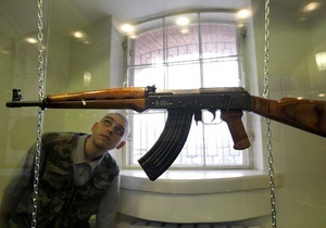 Во Львове сотрудники университета внутренних дел продавали всем желающим автоматы и пистолеты