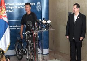 Сербский премьер вернул японскому путешественнику украденный в Белграде велосипед
