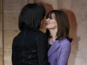 Мишель Обама подарила первой леди Франции гитару