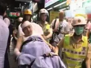 В Гонконге неизвестный плеснул кислоту в толпу