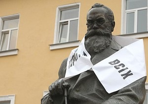 Протывсих развесил свои шарфы на памятниках в Киеве