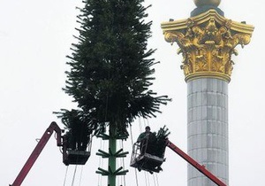 В центре Киева заканчивают монтаж новогодней елки