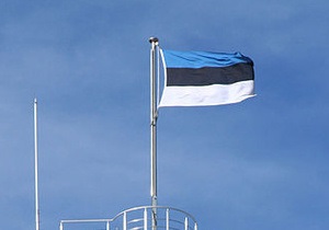 В Эстонии неизвестные подожгли флаг, вывешенный рядом с советским памятником