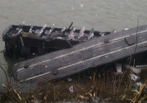 Новости Закарпатья - ДТП - На Закарпатье автобус упал в реку с восьмиметровой высоты, пять пострадавших