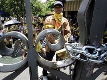 Премьер Таиланда грозит митингующим применением силы