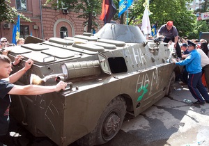 Участник Конопляного марша был задержан за попытку остановить БТР во время акции 18 мая