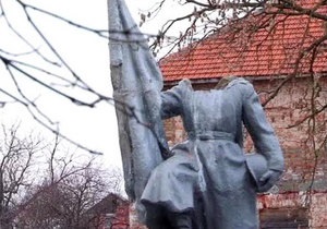 СМИ: Во Львовской области разрушили памятник воину-освободителю
