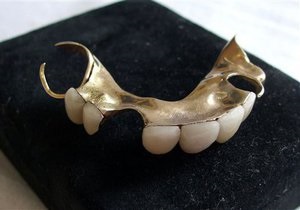 Золотые зубы Черчилля проданы на аукционе