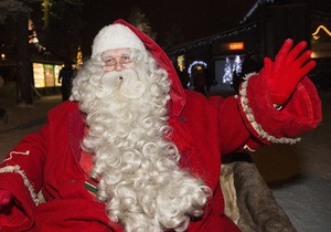 Санта Клаус отправился в мировое турне, чтобы вручить подарки детям