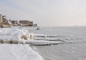 Аномальные холода: во льдах Керченского пролива застряли три корабля